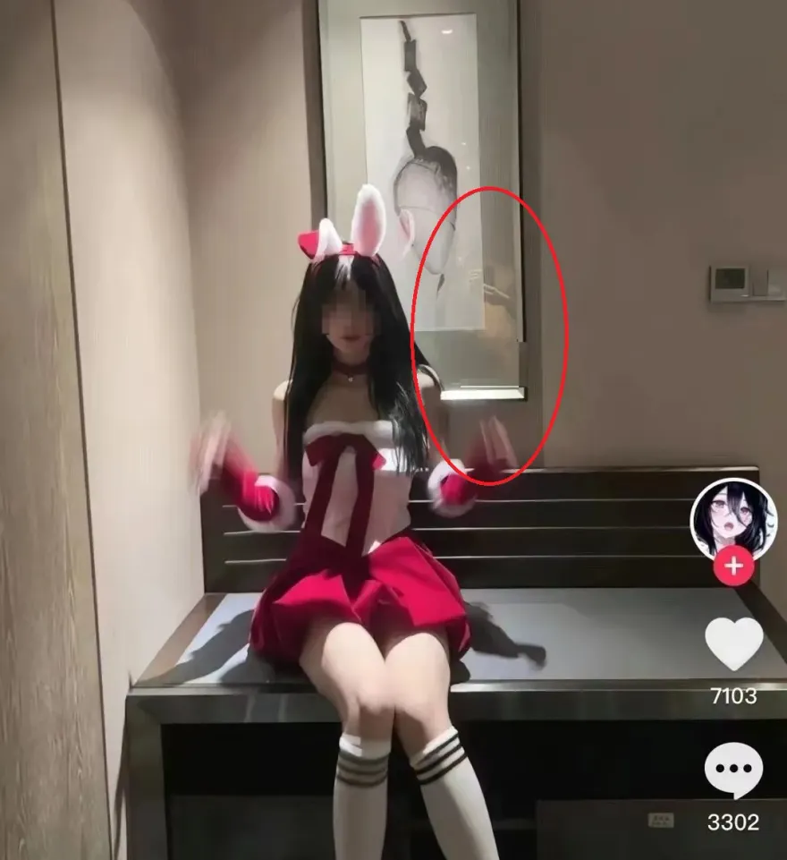 30萬抖音網美拍聖誕鼻血片大露「絕對領域」　背後「亮點」曝光網友大驚