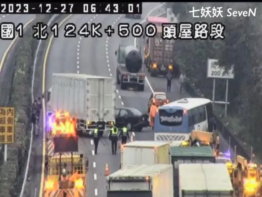 快訊/國1頭屋段3車慘追撞！多線道交通遭阻事故排除中