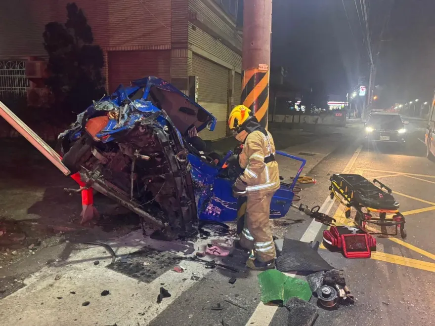 影/凌晨死亡車禍！高雄貨車撞電線桿側翻再撞告示牌　「車頭全毀」駕駛氣絕亡