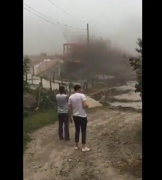 影/阿根廷北部大雨成災山洪暴發　金屬橋樑竟被大水「拔起」消失在洪流中