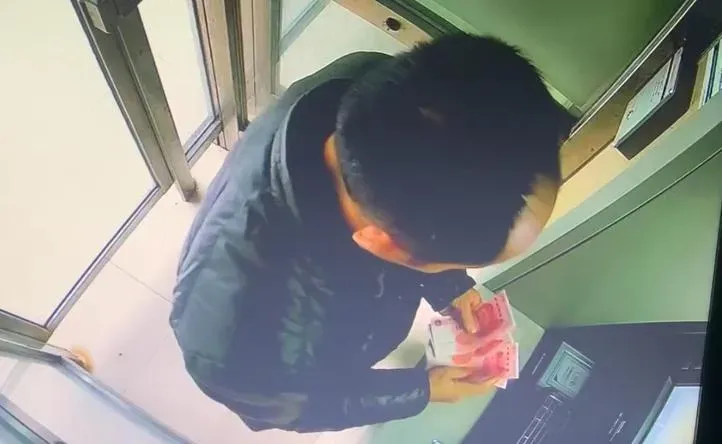 男子ATM領錢驚覺真鈔夾「6張練功券」　監視器還原真相