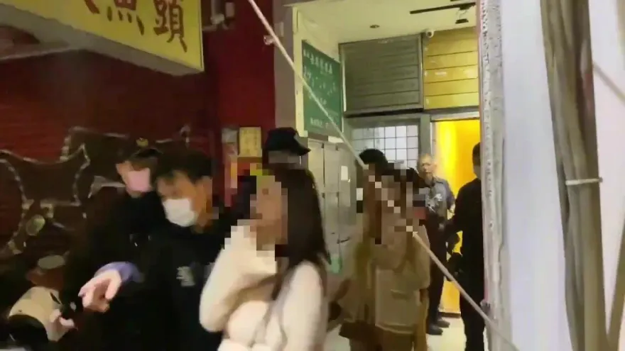 影/餐廳倒閉他接手變「陪酒店」！萬華警逮33名泰國嫩妹…違法打工全遣返