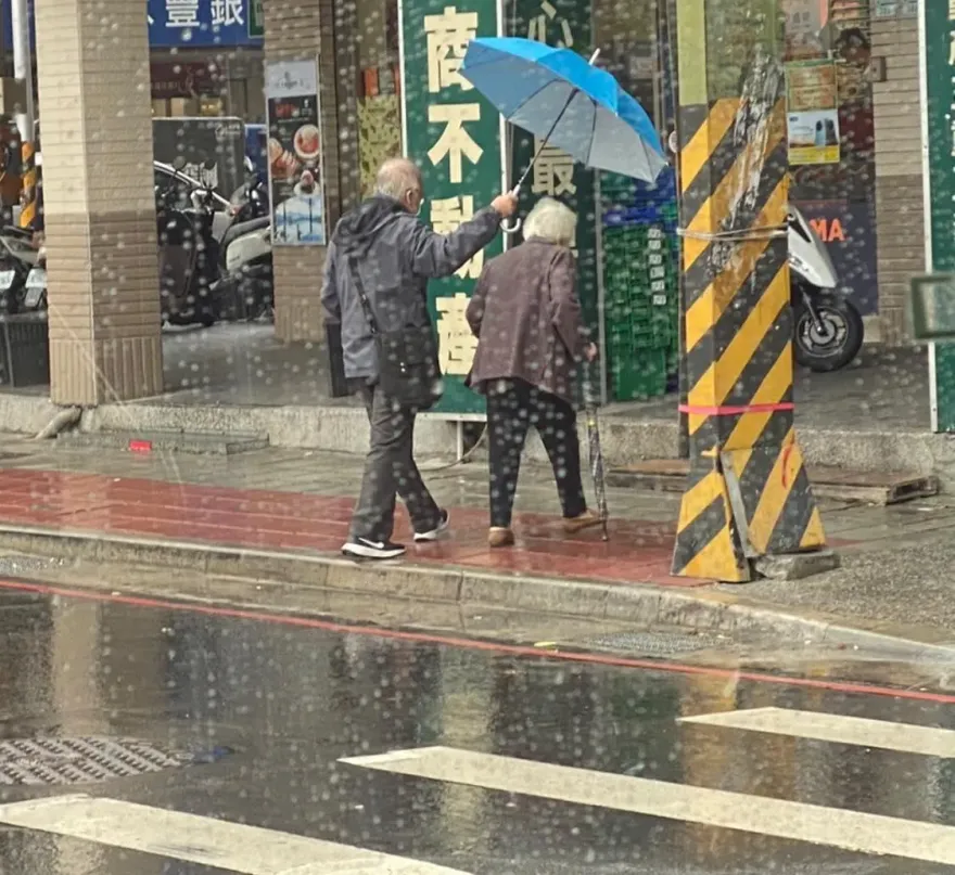 相愛到白頭！老翁寒風中淋雨「幫老伴撐傘」　網嘆：是真愛