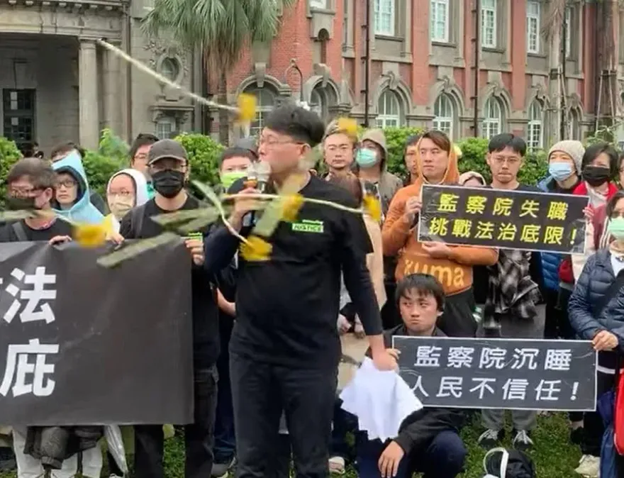 黃國昌批監察院護航賴清德被扔「太陽花」打臉！抗議人士吼「黃國昌背刺太陽花」 雙方衝突