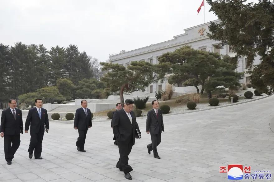 影/無視聯合國制裁！金正恩與親信開豪車亮相　對「賓士」情有獨鍾