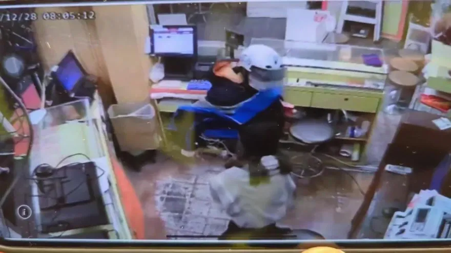 影/基隆男持刀搶彩券行畫面曝！廟口正妹店員奮勇反抗、警1.5小時逮2嫌