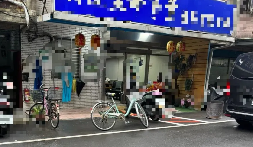快訊/遭刺死國中生靈位暫放葬儀社    民眾校門口獻花哀悼