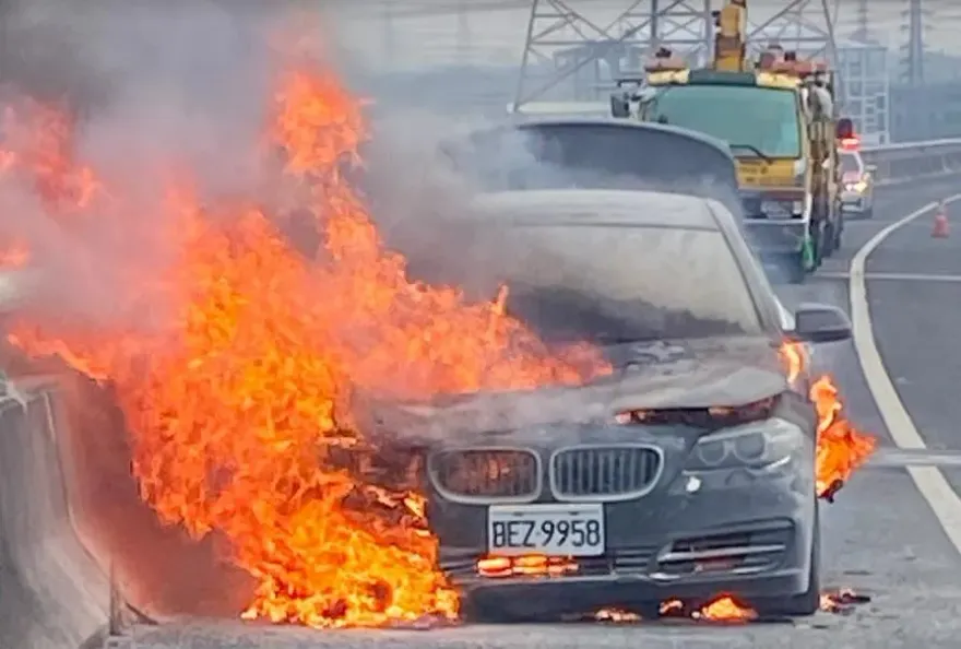 影/國3北上龍井段驚傳BMW火燒車！火勢猛烈豪車陷火海　所幸無人傷亡