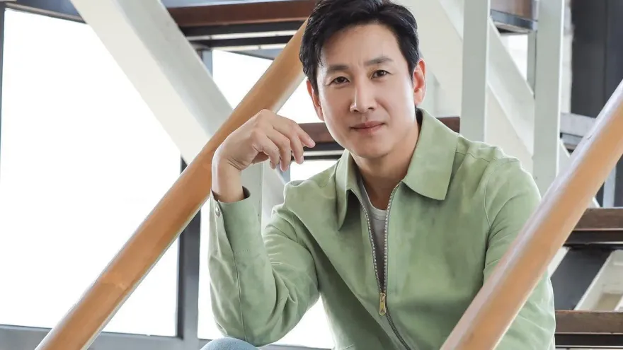 死後仍被騷擾！李善均葬禮會場遭YT、媒體硬闖　經紀公司求饒：太殘忍