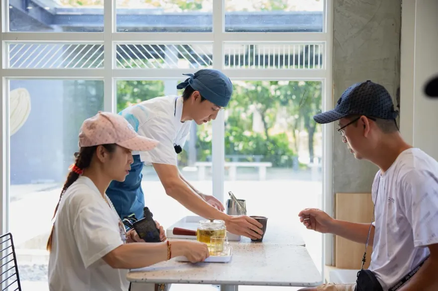 到咖啡廳打工！江宏傑當實習店員失誤連連…自掏腰包補償顧客