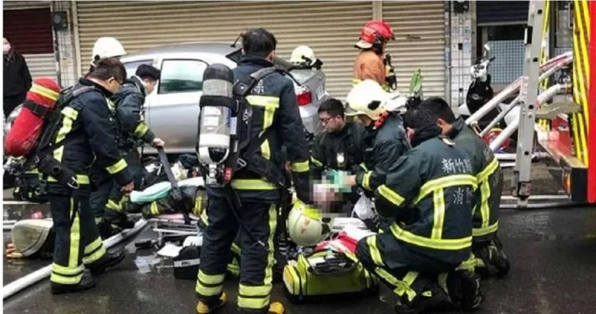 分隊長勇救4人殉職！消防員弟親捧牌位進靈堂　母悲痛淚問：想知道怎麼發生