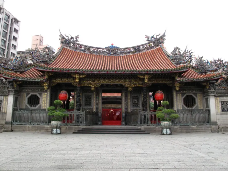 龍山寺徵「解籤人」！符合「3條件」就能和神明一起工作　薪資福利看這邊
