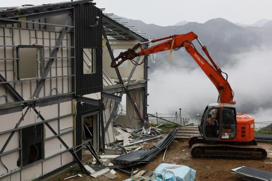 樂山基地蓋「宿舍」提不出證明　新竹縣府強拆山坡鋼架大違建