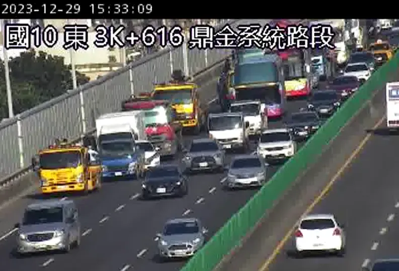 快訊/開始放假就不平靜！國10西向鼎金段「2大2小車」追撞　佔2線道回堵6K