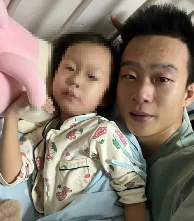 才剛接受父親捐肝1年...5歲抗癌女童重病離世　單親爸不捨淚喊：怎丟下我一人