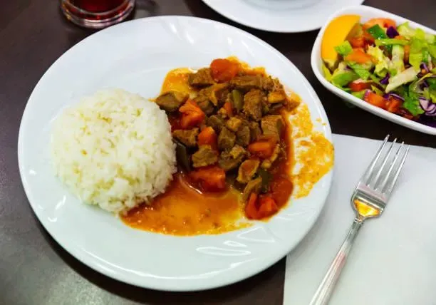 「乾哥」菜單曝光！網批殺人進少觀所過太爽　午晚餐爽嗑豬肉燴飯+棒棒腿