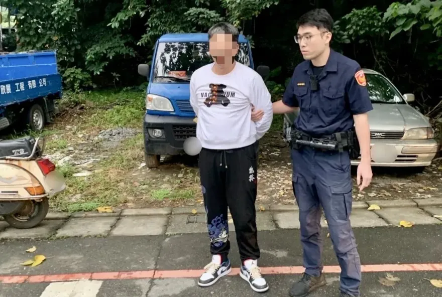 影/男子攜毒無照駕駛拒檢逃逸　失控撞車遭逮送辦還吞5張罰單