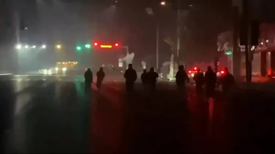 影/「古惑仔」街頭鬥毆不拿刀！用「手持煙火互射」下場曝...照樣被逮捕