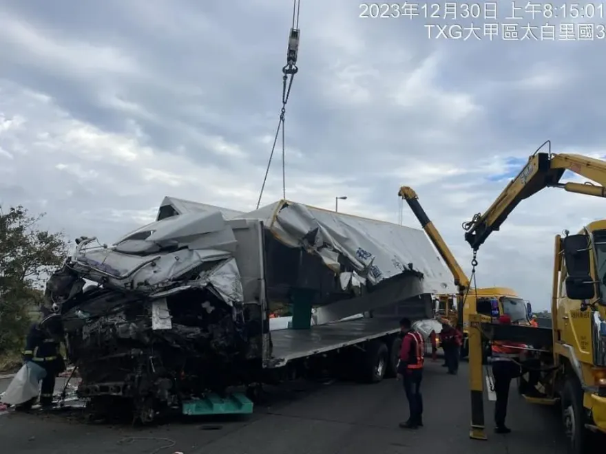 影/連假首日國3死亡車禍！大貨車自撞護欄衝出邊坡　「車頭全爛」駕駛不治