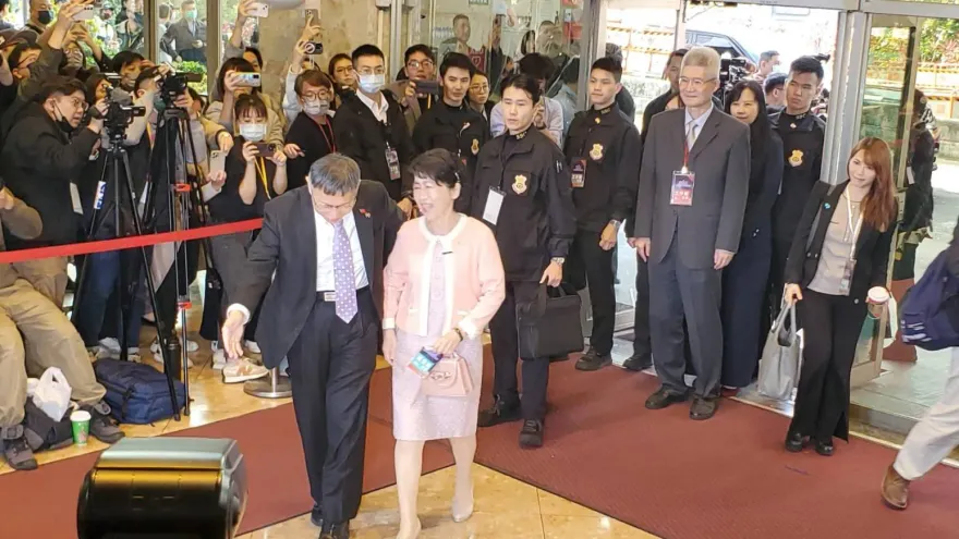 總統大選辯論/偕陳佩琪現身辯論會場！柯文哲貼心等候「女士優先」