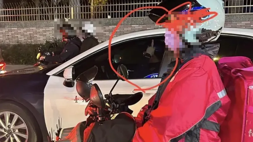 有這款警察！停紅燈滑手機怒比民眾「中指」　士林分局：加重懲處