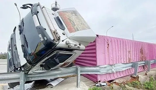 國道2號貨櫃車翻覆！護欄壓成波浪形…駕駛輕傷送醫