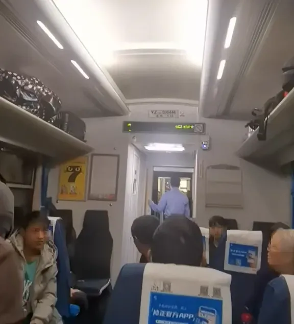 影/揪心！他搭車突崩潰痛哭　乘客被驚醒一問才知「22歲兒騎車遇死劫」