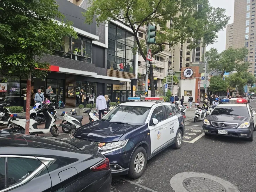 驚死人！新北傳50黑衣人霸占麥當勞　偵查隊長到場幫「債務人協商」