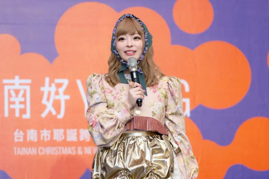 睽違7年卡莉怪妞來台！新婚9個月老公低調現身台下「手機直直拍」