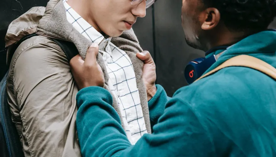動手又動口！綠帽夫捉孕妻對質小王　打不過竟「咬掉對方右耳」