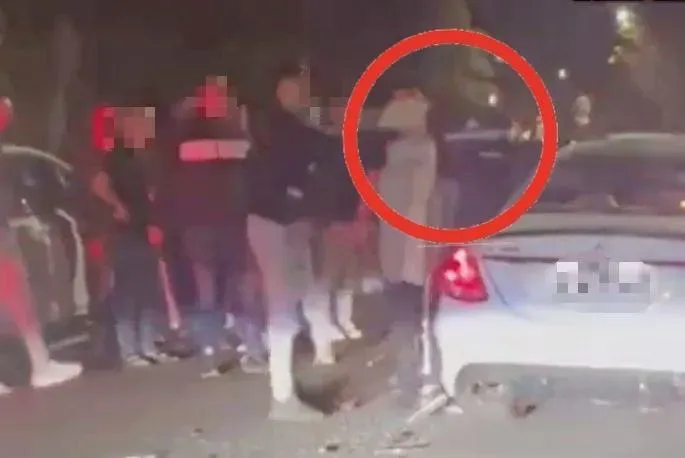 影/暴力台九線！疑爭風吃醋竟找球棒隊攔路砸車　男遭尻頭妹子肉身護也遭殃