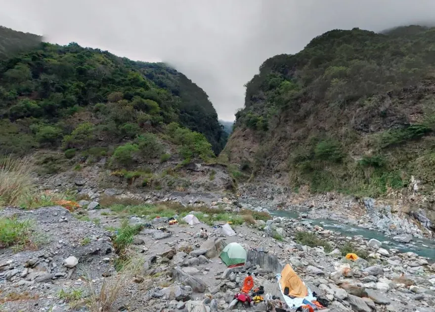 快訊/找到了！攀咲咲山「墜落40公尺邊坡」台大生今早獲救　臉受傷空勤直升機將救援