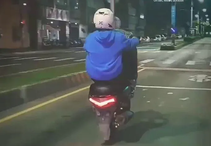 影/帥不過1天！屁孩八里街頭跩「無牌翹孤輪」　被4輪警車載回派出所再罰4萬6