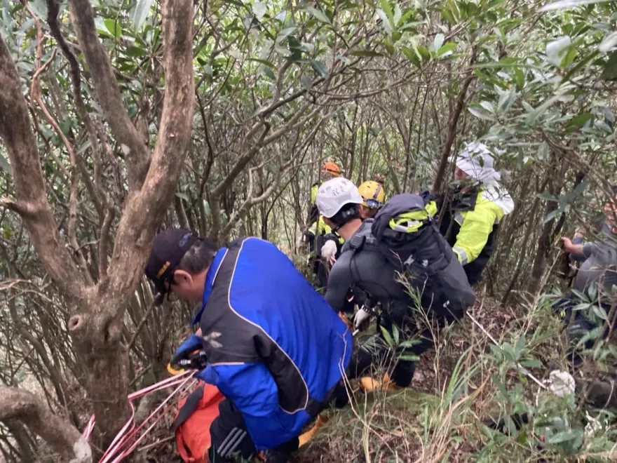 快訊/新北7人登平溪白鶯岩！1男失足墜坡　「左臂脫臼」急送醫