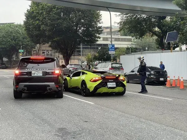 影/462萬休旅車對決1500萬藍寶堅尼　路人搶看「超貴」車禍