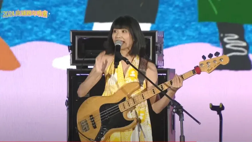 高雄跨年出包！大象體操女主唱台上驚呼「有人拿刀！FXXK！」　驚悚一瞬間曝光