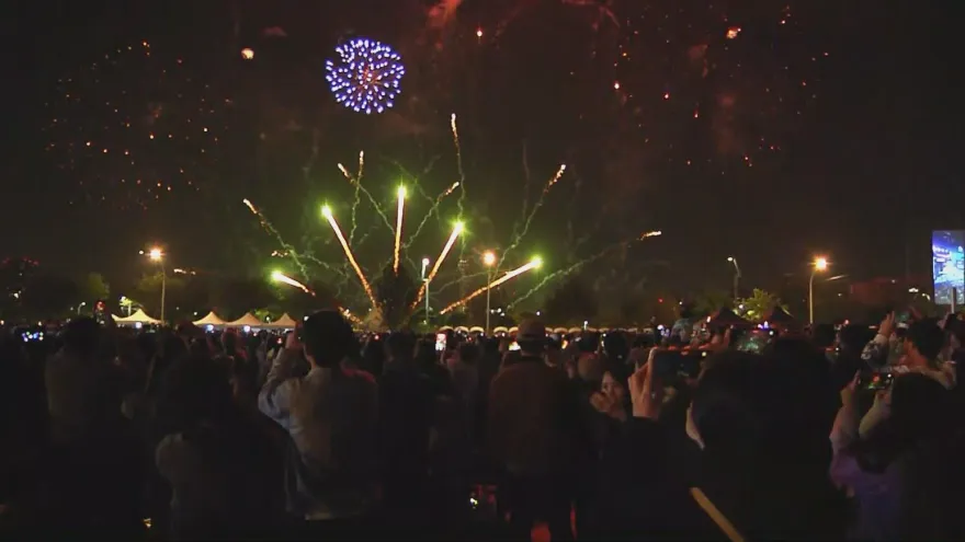 台中跨年180秒煙火秀！22萬民眾齊聚倒數　JESSI碎鑽鏤空衣登場