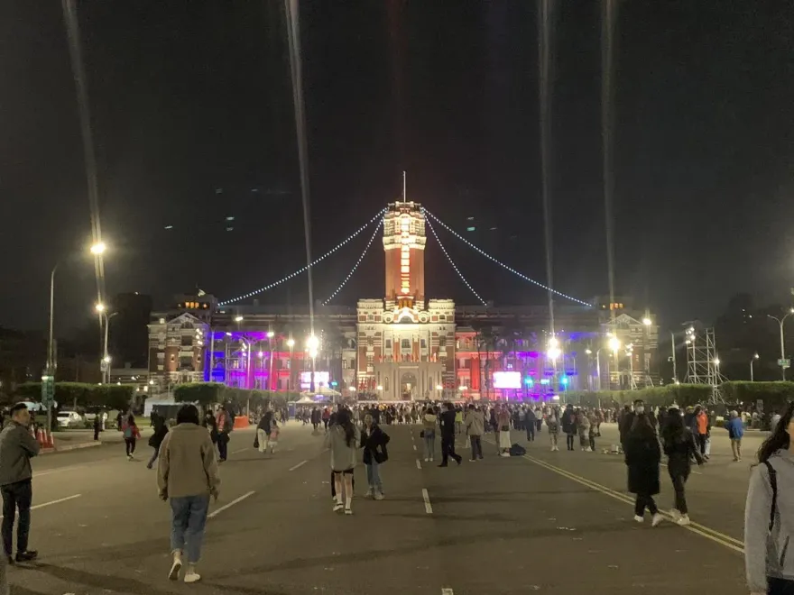元旦天沒亮總統府上千民眾等升旗！正妹第一次參加「101跨年來續攤」