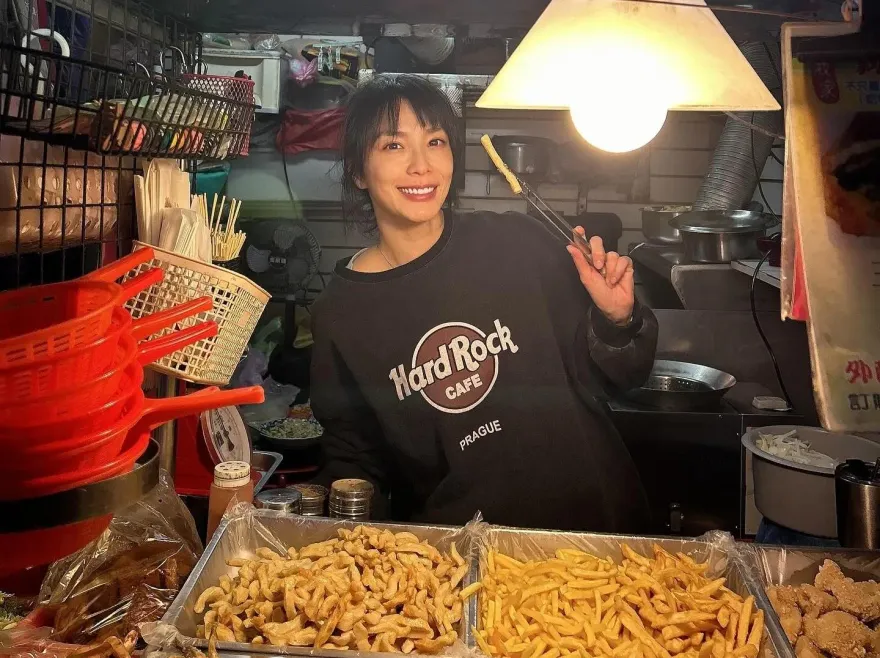 跨年「女神賣鹹酥雞」！邊炸雞排邊倒數：忙到沒時間看手機