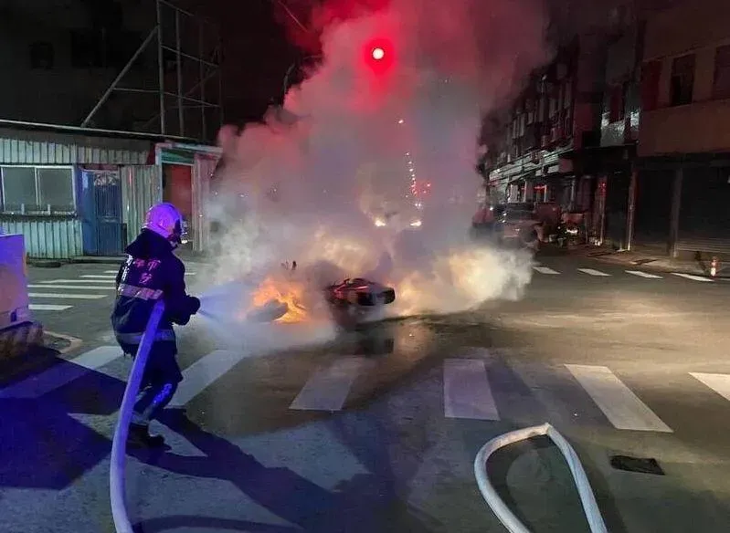 高雄元旦嚴重車禍！機車遭闖紅燈轎車撞飛　淪火燒車變廢鐵騎士送醫