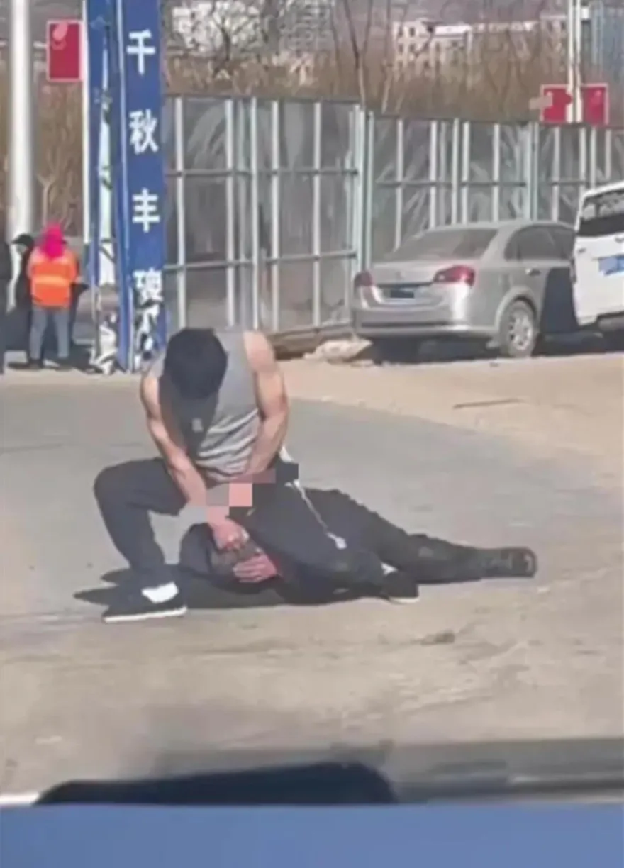 影/惡男街頭暴打老翁脫褲「掏鳥騎乘」　羞辱影片瘋傳...警方：酒後鬧事