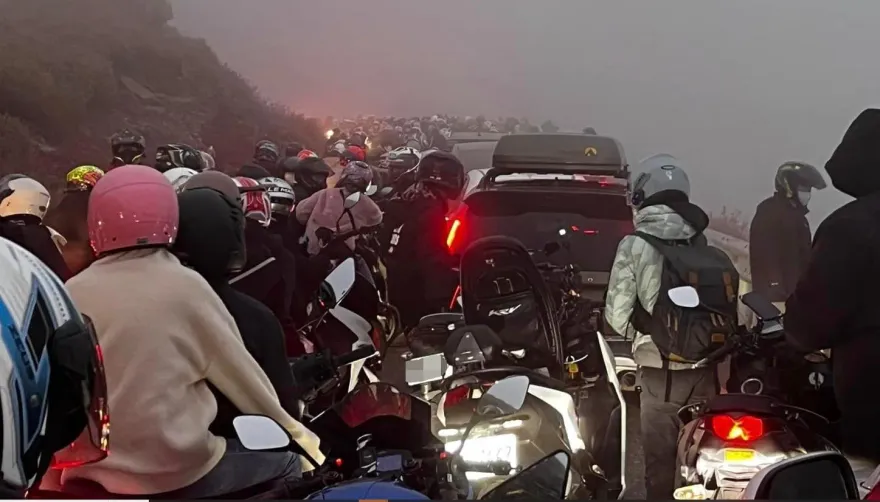影/武嶺追曙光！台14甲線人車塞爆動彈不得　意外下「冰霰」有值得