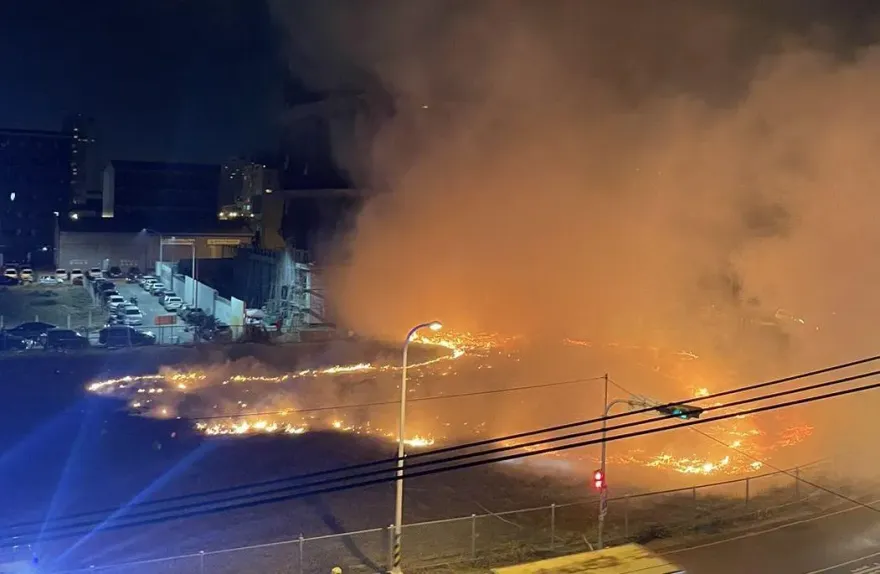 影/建案旁空地放煙火燒起來！台中西屯跨年夜屁孩爽快　累死警消