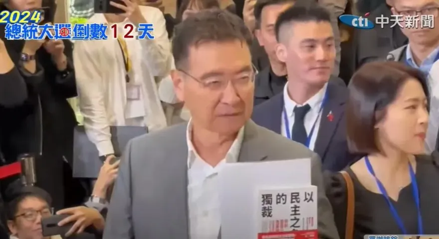 影/副總統辯論會三腳督到齊！趙少康捧「《以民主之名的獨裁》批民進黨