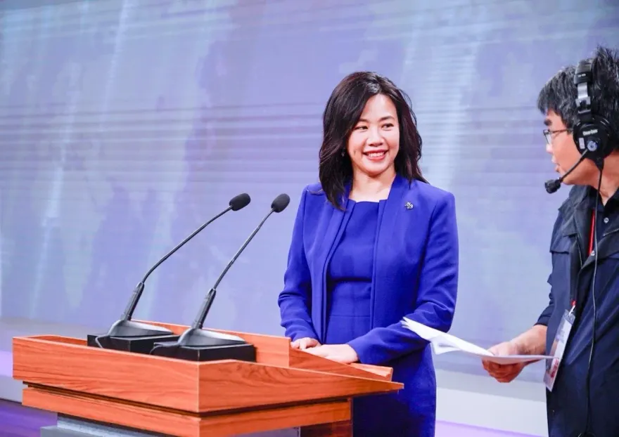 吳欣盈大喜！賀瓏當面邀專訪「準備您最愛的威士忌」　她立馬撂英文指名喝這支