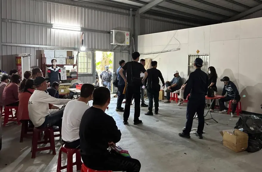 影/鐵皮屋賭博嗨慶跨年！23人在2023最後一天遭警逮捕帶回
