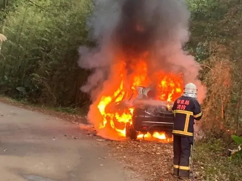 影/苗栗象鼻部落火燒車險釀森林大火　男跳車遭燙傷摔3米深坡
