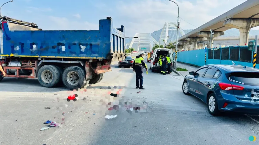 快訊/三峽砂石車撞機車1死1傷！騎士臉變形喪命　後座女友擦挫傷