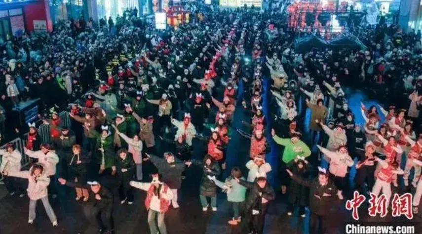 影/瀋陽數百人跨年齊跳「科目三」創金氏世界紀錄　網吐槽：不就是拼人多嗎？