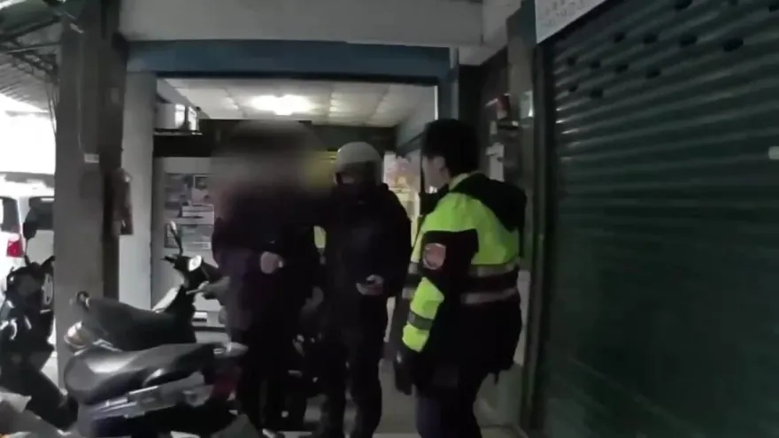 影/新北女備用鑰匙放置物廂「機車遭竊」　警埋伏10小時逮人